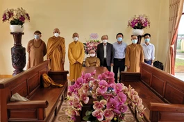 Ông Nguyễn Đình Tiến tặng hoa chúc mừng chư tôn đức nhân Ngày Nhà giáo Việt Nam 