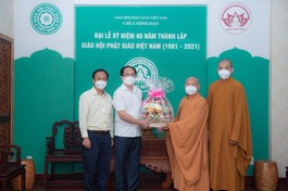 Ông Vũ Chiến Thắng tặng quà đến Hòa thượng Thích Thiện Nhơn nhân chuyến thăm
