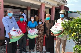  Hòa thượng Thích Chơn Tịnh trao quà đến gia đình khó khăn xã Bình Đông