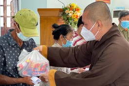 Đoàn thiện nguyện thiền tự Phước Quang trao quà tại huyện Xuyên Mộc