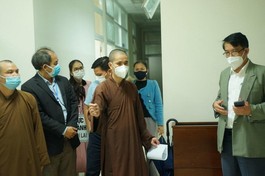 Đại đức bác sĩ Thích Tâm Quang, Phó Giám đốc Điều hành Tuệ Tĩnh đường Hải Đức hướng dẫn đoàn khảo sát 