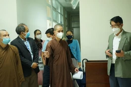 Đại đức bác sĩ Thích Tâm Quang, Phó Giám đốc Điều hành Tuệ Tĩnh đường Hải Đức hướng dẫn đoàn khảo sát 