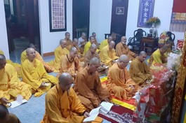 Môn đồ pháp quyến tung kinh Di Giáo cúng dường trong lễ Tiểu tường Hòa thượng Thích Ngộ Tánh