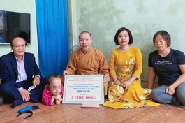 Thượng tọa Thích Thanh Lịch hỗ trợ học phí cho sinh viên Phạm Thị Hoài Thương