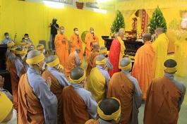 Ban Tổ chức lễ tang cùng môn đồ pháp quyến đã trang nghiêm cung thỉnh nhục thân Ni trưởng Thích nữ Hạnh Nghiêm nhập kim quan