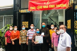 Hòa thượng Thích Chơn Tịnh bàn gia nhà đến gia đình bà Nguyễn Thị Phương Trung - Ảnh: TQ