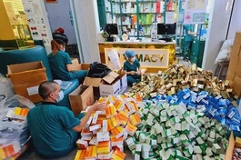 Chuẩn bị thuốc, vật tư y tế tặng đến người dân An Giang