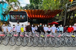  Hòa thượng Thích Chơn Tịnh, cùng Thượng tọa Thích Hụê Công trao xe đạp đến sinh viên, học sinh khó khăn - Ảnh: TQ