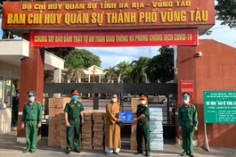  Đại đức Thích Thiện Thông trao tặng nhu yếu phẩm đến Ban Chỉ huy Quân sự TP.Vũng Tàu hỗ trợ phòng chống dịch