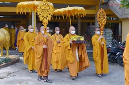 Cung thỉnh chư tôn giáo phẩm đến chánh điện tổ đình Vĩnh Nghiêm