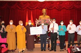 Thượng tọa Thích Thanh Phong trao bảng tượng trưng 10.000 túi thuốc và vật phẩm y tế đến đại diện tỉnh Đồng Nai