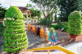 Chư tôn đức Tăng, Ni dâng hoa tại đền tưởng niệm