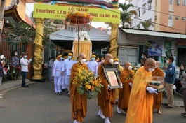 Cung thỉnh di ảnh, linh mô, y bát, kim quan Trưởng lão Hòa thượng Thích Giác Hà đến nơi trà-tỳ