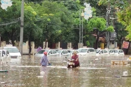 Mưa lũ khiến đường An Dương Vương, TP.Quy Nhơn, Bình Định bị ngập trong nước - Ảnh: CTV