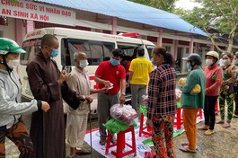 Trao quà đến những hộ khó khăn ảnh hưởng bởi Covid-19