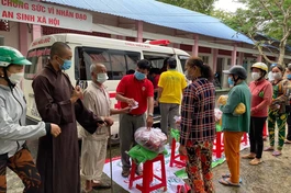 Trao quà đến những hộ khó khăn ảnh hưởng bởi Covid-19