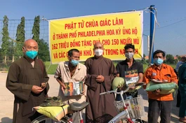 Hòa thượng Thích Chơn Tịnh trao quà đến những gia đình khó khăn tại xã Phước Đông - Ảnh: TQ