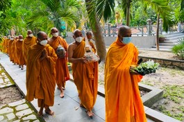 Chư tôn đức Hệ phái Phật giáo Khất sĩ cung thỉnh linh cốt Trưởng lão Hòa thượng Thích Giác Cầu nhập bảo tháp