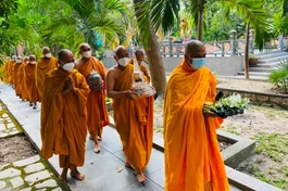 Chư tôn đức Hệ phái Phật giáo Khất sĩ cung thỉnh linh cốt Trưởng lão Hòa thượng Thích Giác Cầu nhập bảo tháp