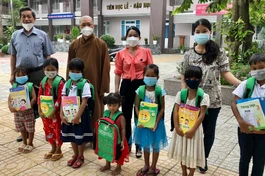 Thượng tọa Thích Thiện Thuận tặng quà cho học sinh nghèo bị ảnh hưởng bởi dịch bệnh Covid-19