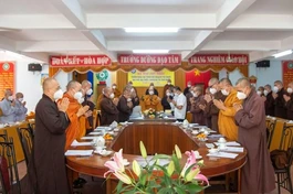 Chư tôn đức Tăng Ni niệm Phật cầu gia hộ trước khi tiến hành phiên họp