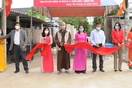 Cắt băng khánh thành tuyến đường bê-tông nông thôn do Hòa thượng Thích Như Niệm tài trợ xây dựng