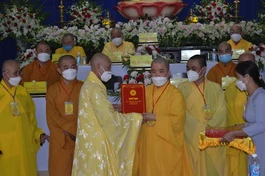 Hòa thượng Thích Từ Tánh trao quyết định của Thường trực Ban Trị sự GHPGVN TP.Đà Nẵng