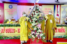 Ban Trị sự GHPGVN tỉnh tặng hoa chúc mừng hội nghị