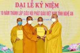 Hòa Thượng Thích Thanh Nhiễu trao quyết định đến Trưởng ban Trị sự Phật giáo Quỳnh Lưu, Nam Đàn, TP.Vinh