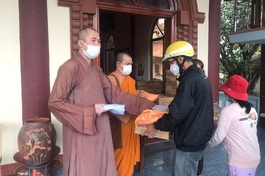 Ban Từ thiện - Xã hội Phật giáo tỉnh Bình Định tặng 400 phần quà đến bà con vùng mưa lũ