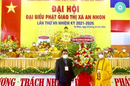 Lãnh đạo Sở Nội vụ tỉnh tặng hoa chúc mừng đại hội
