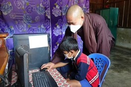 Tặng máy tính bàn cho học sinh học trực tuyến