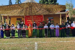 Cắt băng khánh thành sân bóng đá mini tại chùa Di Đà