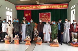 Trao quà đến bà con khó khăn tại xã Canh Thuận