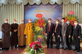 Đoàn Trung ương GHPGVN tặng hoa chúc mừng đến Hội thánh Tin Lành Việt Nam 