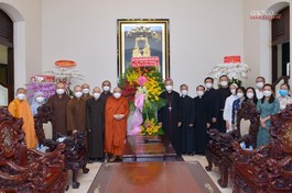 Chư tôn đức Ban Thường trực Ban Trị sự GHPGVN TP.HCM tặng lẵng hoa chúc mừng Giáng sinh