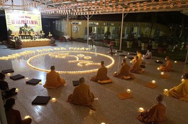 Hoa đăng vía Đức Phật A Di Đà, cầu nguyện nạn nhân tử vong do Covid-19