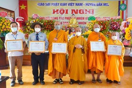 Chư tôn đức, cư sĩ nhận Bằng tuyên dương công đức của Ban Trị sự GHPGVN tỉnh Đắk Nông