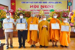 Chư tôn đức, cư sĩ nhận Bằng tuyên dương công đức của Ban Trị sự GHPGVN tỉnh Đắk Nông