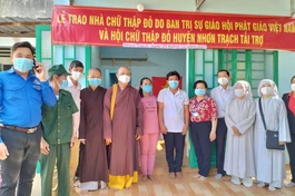 Lễ bàn gia nhà đến hộ ông Trần Tấn Long, ấp Phú Bình, xã Long Tân