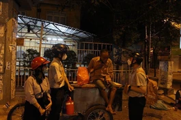 Đoàn sinh Gia đình Phật tử Quảng Đức tặng quà đến người vô gia cư