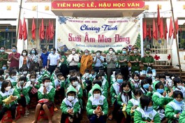 Tặng quà “Sưởi ấm mùa Đông” đến học sinh Trường Tiểu học Cù Chính Lan