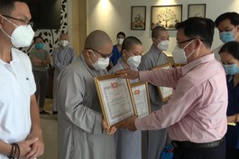 Ông Lưu Mạnh Hải, đại diện Ủy ban MTTQVN TP.HCM trao Bằng khen đến tình nguyện viên Phật giáo