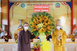 Đại diện Ban Trị sự GHPGVN tỉnh Đồng Nai tặng hoa chúc mừng hội nghị