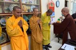 Hòa thượng Thích Minh Thông trao quà động viên các tân trụ trì các chùa ở huyện đảo Trường Sa