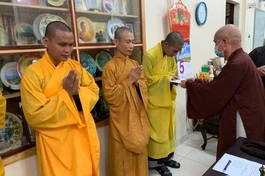 Hòa thượng Thích Minh Thông trao quà động viên các tân trụ trì các chùa ở huyện đảo Trường Sa