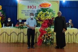 Đại diện Huyện ủy tặng hoa chúc mừng