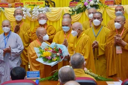 Hòa thượng Thích Minh Thông chúc mừng Hòa thượng Thích Thiện Minh, tân Trưởng ban Trị sự GHPGVN TP.Thủ Đức