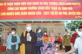 Hòa thượng Thích Chơn Nguyên, Trưởng Ban Từ thiện thiền viện Vạn Hạnh chúc Tết đến bà con địa phương