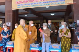 Trưởng lão Hòa thượng Thích Trí Quảng trao quà Tết và thăm hỏi bà con, tại Việt Nam Quốc Tự